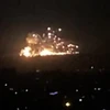 Khói lửa bốc lên sau một vụ không kích xuống vùng ngoại ô Damascus, Syria. (Ảnh: AFP/TTXVN)