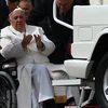 Giáo hoàng Francis được dìu lên xe sau khi phát biểu tại Vatican, ngày 29/3/2023. (Ảnh: AFP/TTXVN)