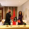 Thứ trưởng Lê Thị Thu Hằng và Bộ trưởng Lucca Beccari trao đổi Bản ghi nhớ. (Ảnh: Thanh Hải-Trường Dụy/TTXVN)