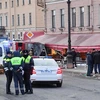 Cảnh sát Nga điều tra tại hiện trường vụ nổ quán càphê Street bar ở Saint Petersburg, ngày 2/4/2023. (Ảnh: AFP/TTXVN)
