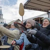 Người dân tham gia một lễ hội ở Moskva, Nga, ngày 26/2/2023. (Ảnh: THX/ TTXVN)