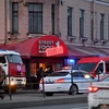 Cảnh sát Nga điều tra tại hiện trường vụ nổ ở quán càphê Street bar ở Saint Petersburg, ngày 2/4/2023. (Ảnh: AFP/TTXVN)