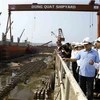 Phó Thủ tướng Lê Minh Khái với các đại biểu khảo sát thực tế tại nhà máy đóng tàu Dung Quất thuộc Công ty Công nghiệp tàu thủy Dung Quất. (Ảnh: An Đăng/TTXVN)