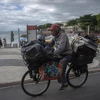 Người dân đạp xe trên đường phố tại Rio de Janeiro, Brazil, ngày 19/5/2022. (Ảnh: AFP/TTXVN)