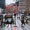 Người dân di chuyển trên đường phố tại Stockholm, Thụy Điển. (Ảnh: AFP/TTXVN)