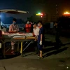 Lực lượng cứu hộ đưa các thi thể nạn nhân đã được tìm thấy về Nhà Tang lễ Hạ Long (Ảnh: Thanh Vân/TTXVN)