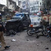 Cảnh sát điều tra tại hiện trường một vụ đánh bom ở Karachi, Pakistan. (Ảnh: AFP/TTXVN)