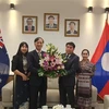 Đại sứ Nguyễn Tất Thành chúc mừng Đại sứ Sinchai Manivanh nhân dịp Tết cổ truyền Bun Pi May của Lào (Ảnh: TTXVN phát)