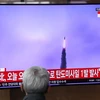 Truyền thông Hàn Quốc đưa tin về vụ phóng tên lửa của Triều Tiên tại Seoul, ngày 13/4/2023. (Ảnh: AFP/TTXVN)