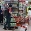 Khách hàng chọn mua hàng hóa trong siêu thị ở Seoul, ngày 4/4/2023. (Ảnh: YONHAP/TTXVN)