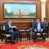 Ông Bùi Xuân Cường (phải), Phó Chủ tịch UBND Thành phố Hồ Chí Minh tiếp ông Edgar Doerrig (trái), trưởng đại diện khu vực Châu Á Thái Bình Dương của OIF. (Ảnh: Xuân Khu/TTXVN)