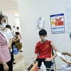 Tiêm chủng tại trạm y tế phường Phú Đô, Hà Nội. (Ảnh: TTXVN phát)