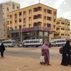 Người dân sơ tán tránh xung đột tại thủ đô Khartoum, Sudan ngày 24/4/2023. (Ảnh: AFP/TTXVN)