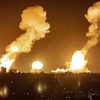 Khói lửa bốc lên sau vụ không kích của Israel xuống thành phố Khan Yunis, miền Nam Dải Gaza nhằm đáp trả các vụ phóng rocket vào lãnh thổ nhà nước Do Thái, ngày 7/4/2023. (Ảnh: AFP/TTXVN)