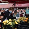 Trái cây được bày bán tại một khu chợ ở Turin, Italy. (Ảnh: AFP/ TTXVN)