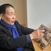 Nhà báo Ann Byong Chan giới thiệu các bức ảnh do ông chụp vào giai đoạn tháng 4/1975. (Ảnh: Khánh Vân/TTXVN)