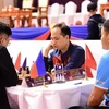 Kỳ thủ Võ Thành Ninh (giữa) thi đấu nội dung Cờ ốc tiêu chuẩn 4 nhóm nam với kỳ thủ của Philippines. (Ảnh: Minh Quyết/TTXVN)