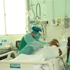 Nhân viên y tế chăm sóc bệnh nhân COVID-19 tại Khoa Bệnh Nhiệt đới, Bệnh viện Chợ Rẫy Thành phố Hồ Chí Minh. (Ảnh: Đinh Hằng/TTXVN)