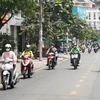 Người dân lưu thông bằng xe gắn máy trưa ngày 27/4 trên đường Hoàng Diệu, thành phố Thủ Đức. (Ảnh: Hồng Đạt/TTXVN)