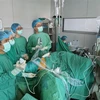 Các bác sỹ Bệnh viện Chợ Rẫy thực hiện phẫu thuật nội soi cho bệnh nhân. (Ảnh: TTXVN phát)