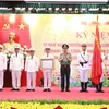Bộ trưởng Bộ Công an Tô Lâm trao Huân chương Bảo vệ Tổ quốc hạng Nhất cho Cục Quản lý Xây dựng và Doanh trại. (Ảnh: Phạm Kiên/TTXVN)