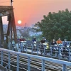 Các phương tiện lưu thông trên cầu Long Biên. (Ảnh: Hoàng Hiếu/TTXVN)