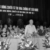 Chủ tịch Hồ Chí Minh nói chuyện tại Đại hội Anh hùng, Chiến sỹ Thi đua Chống Mỹ, cứu nước (Đại hội Anh hùng, Chiến sỹ Thi đua lần thứ IV) diễn ra tại Hà Nội tháng 12/1966. (Ảnh: Tư liệu TTXVN)