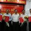 Chủ tịch UBND tỉnh Long An Nguyễn Văn Út trao quyết định bổ nhiệm lãnh đạo các sở, ngành và địa phương. (Ảnh: Thanh Bình/TTXVN)
