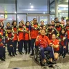 Đội tuyển bóng đá nữ Việt Nam cùng người hâm mộ tại sân bay quốc tế Nội Bài. (Ảnh: Tuấn Đức/TTXVN)