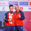 Vận động viên Nguyễn Hoàng (trái) xuất sắc giành huy chương Vàng ở hạng cân 67kg nam, môn Kickboxing. (Ảnh: Minh Quyết/TTXVN))