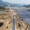 Đoạn km 39 trên tuyến cao tốc Nha Trang-Cam Lâm đi qua "cánh đồng" điện mặt trời thuộc địa bàn huyện Cam Lâm. (Ảnh: Huy Hùng/TTXVN)
