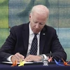 Tổng thống Mỹ Joe Biden viết lưu bút tại Bảo tàng Tưởng niệm hòa bình Hiroshima, Nhật Bản, ngày 19/5/2023. (Ảnh: Kyodo/TTXVN)