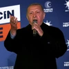 Tổng thống Thổ Nhĩ Kỳ Recep Tayyip Erdogan phát biểu trước những người ủng hộ tại Ankara ngày 15/5/2023. (Ảnh: AFP/TTXVN)