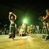 Tiết mục múa đặc sắc trong đêm giao lưu tại điểm du lịch cộng đồng Tẹ&Saly. (Ảnh: Ngọc-Chi/TTXVN phát)