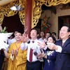 Chủ tịch nước Võ Văn Thưởng cùng các đại biểu thả chim bồ câu cầu cho quốc thái, dân an tại chùa Minh Đạo. (Ảnh: Thống Nhất/TTXVN)