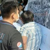 Người dân xem bản đồ cao tốc Biên Hòa-Vũng Tàu trong buổi lấy ý kiến dân cư về dự án cao tốc Biên Hòa-Vũng Tàu tại Đồng Nai. (Ảnh: Công Phong/TTXVN)