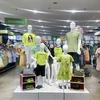 Kênh bán lẻ hiện đại tại Thành phố Hồ Chí Minh thiết kế khu vực riêng giới thiệu đa dạng sản phẩm thời trang may mặc mùa Hè 2023 dành cho gia đình và thiếu nhi. (Ảnh: Mỹ Phương/TTXVN)