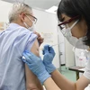 Nhân viên y tế tiêm vaccine phòng COVID-19 cho người dân tại Tokyo. (Ảnh: Kyodo/TTXVN)