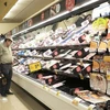 Người dân mua sắm tại một siêu thị ở Millbrae, bang California, Mỹ ngày 10/8/2022. (Ảnh: THX/TTXVN)