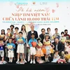 Đại diện VCF và nhà tài trợ tặng quà cho 30 em nhỏ được chương trình Nhịp tim Việt Nam hỗ trợ tại sự kiện. (Ảnh: Mỹ Phương/TTXVN)
