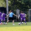 Các cầu thủ Đội tuyển Nữ U20 Việt Nam tập luyện trên sân phụ của sân vận động Việt Trì. (Ảnh: Trung Kiên/TTXVN)