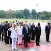Thủ tướng Australia Anthony Albanese đến đặt vòng hoa và vào Lăng viếng Chủ tịch Hồ Chí Minh. (Ảnh: Phạm Kiên/TTXVN)