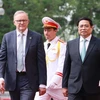 Thủ tướng Phạm Minh Chính và Thủ tướng Australia Anthony Albanese duyệt Đội danh dự Quân đội Nhân dân Việt Nam.(Ảnh: Dương Giang/TTXVN)