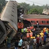 Nhân viên cứu hộ làm nhiệm vụ tại hiện trường vụ tai nạn đường sắt ở Odisha, Ấn Độ, ngày 3/6. (Ảnh: AFP/TTXVN)