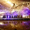 Biểu diễn âm nhạc trong hang động. (Nguồn: Xinhua)