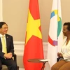 Tổng Thư ký Louise Mushikiwabo tiếp Bộ trưởng Ngoại giao Bùi Thanh Sơn ngày 7/6 tại trụ sở Tổ chức Quốc tế Pháp ngữ ở thủ đô Paris. (Ảnh: Thu Hà/TTXVN)
