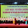Ông Nguyễn Mạnh Tuấn, Phó chủ tịch UBND tỉnh Tuyên Quang trao bằng khen cho các gương mặt trẻ có thành tích cao trên các lĩnh vực. (Ảnh: Quang Cường/TTXVN)