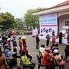Thành phố Đông Hà (Quảng Trị) tổ chức chương trình hỗ trợ gạo miễn phí cho hộ gia đình nghèo qua cây ATM gạo tự động. (Ảnh: Hồ Cầu/TTXVN)