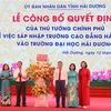 Ủy viên TW Đảng, Bộ trưởng Bộ Giáo dục và Đào tạo Nguyễn Kim Sơn (thứ 4 từ trái sang) tặng hoa chúc mừng Ban giám hiệu Trường Đại học Hải Dương. (Ảnh: Mạnh Tú/TTXVN)
