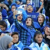 Các nữ cổ động viên Iran xem trận đấu giữa câu lạc bộ Tehran Esteghlal và câu lạc bộ Mes Kerman trên sân vận động Azadi ở Tehran, ngày 25/8/2022. (Ảnh: AFP/TTXVN)